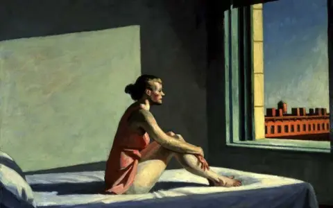 Une femme en robe rouge, assise sur un lit, contemple la ville par la fenêtre. Style de peinture Edward Hopper.