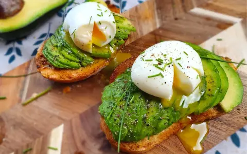 Toast con uova in camicia e avocado, un piatto delizioso e salutare, pronto per essere gustato.
