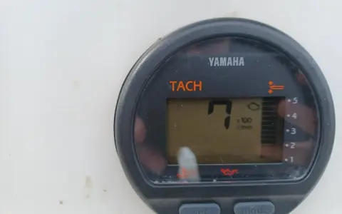 Compteur Yamaha TACH affichant 7 x 100 tr/min. Le voyant moteur Yamaha hors bord est allumé.