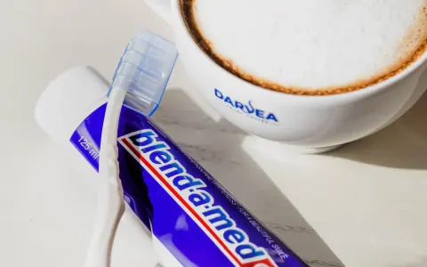 Kawa z pianką i pastą do zębów Blend-a-med. Pytanie brzmi: jaka kawa nie barwi zębów?