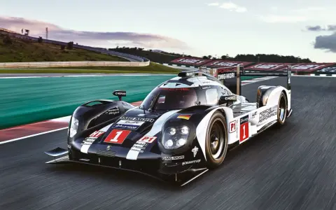 Porsche 919 hybrid z numerem 1 pędzi po torze wyścigowym.