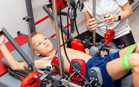 Ile trwa rehabilitacja skoliozy? Kluczowe czynniki wpływające na czas terapii
