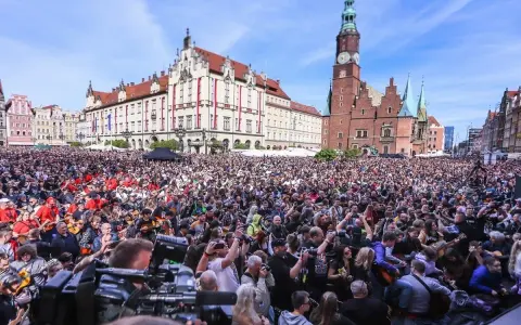 Tysiące gitarzystów na Rynku we Wrocławiu, próba pobicia gitarowego rekordu świata.