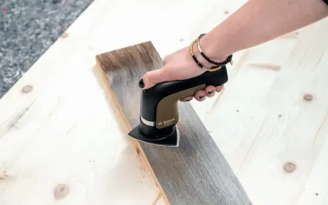 Herramienta Bosch retira pintura de madera sin lijar.