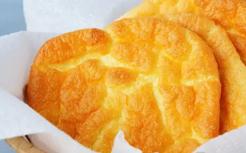 Puszyste, złociste cloud bread, idealne na lekki posiłek. Prosty cloud bread przepis na zdrowe pieczywo.