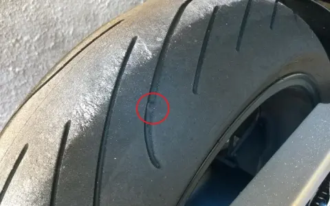 Gomma moto con segno di usura, un dettaglio che fa pensare: dopo quanti anni le gomme moto si induriscono?