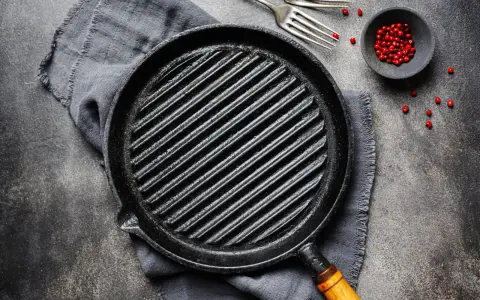 Patelnia na grill: Jaka najlepsza? Wybierz i grilluj jak pro!
