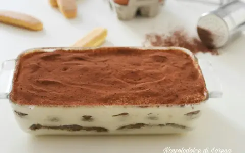 Tiramisù pronto, con 500 g di mascarpone, savoiardi e cacao. Ingredienti per una ricetta perfetta.