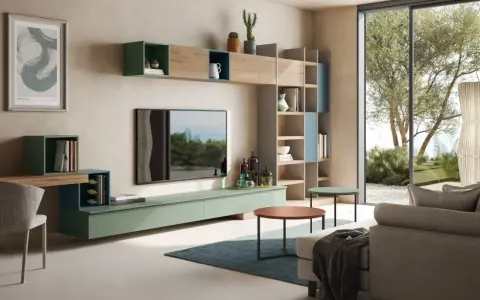 Un moderno salotto con tv al centro, mensole a muro, libreria e divano, con vista su un giardino lussureggiante.