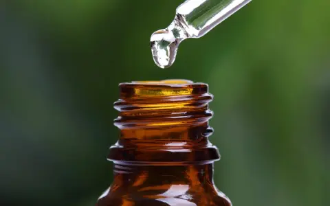 Goccia di vitamina D per bambini fino a che età, da un contagocce in una bottiglietta ambrata.