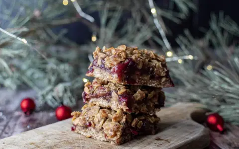 Pile de barres de céréales healthy aux fruits rouges, parfaites pour une pause gourmande.