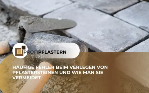 Werkzeuge zum Gehwegplatten verlegen: Ein Hammer und eine Kelle liegen neben frisch verlegten Pflastersteinen.