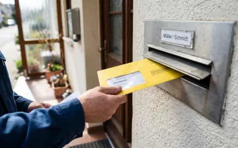 Postbote steckt gelben Brief mit "Bußgeldstelle" in Briefkasten. BG zahlt kein verletztengeld mehr.