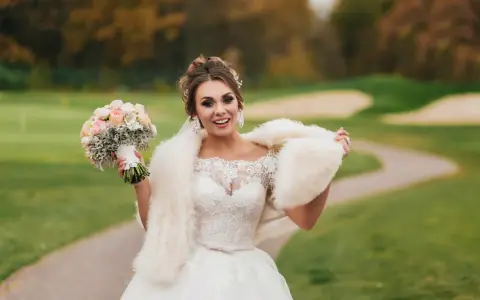 Okrycie ślubne: Stylizacje 2w1 na każdą pogodę i porę roku