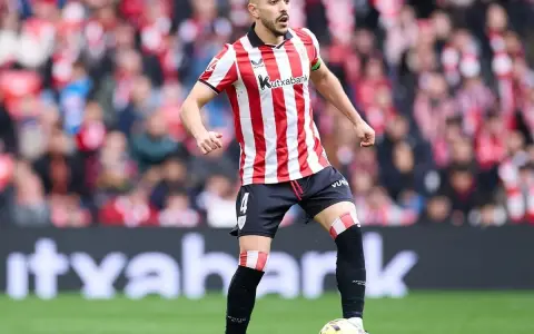 Aitor Paredes, jugador del Athletic Club, controla el balón en un partido.