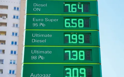 Cena oleju opałowego i innych paliw na stacji: Diesel ON 7.64, Euro Super 95 Pb 6.58, Ultimate Diesel 7.99, Ultimate 98 Pb 7.38, Autogaz 3.09.