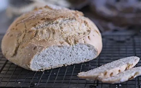 Frisch gebackenes Krustenbrot mit knuspriger Kruste und weicher Krume, perfekt für jedes Krustenbrot Rezept.