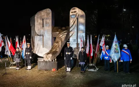 Uroczystość przy pomniku Ofiar Grudnia 1970 w Gdyni. Wartę honorową przy monumentalnym obelisku pełnią żołnierze i harcerze.