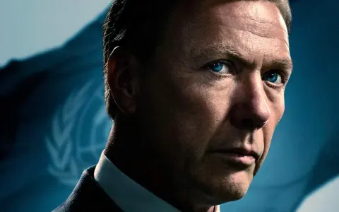Mikael Persbrandt med intensiva blå ögon, en blick som lovar spännande filmer och tv-program.
