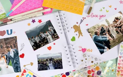 Álbum de fotos con pegatinas y fotos de bodas. Ideal para crear manualidades para regalar, con mensajes de "I love you" y corazones.