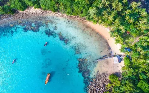 Rajska zatoka z turkusową wodą, piaszczystą plażą i palmami. To miejsce to jedne z najpiękniejszych wysp Europy.