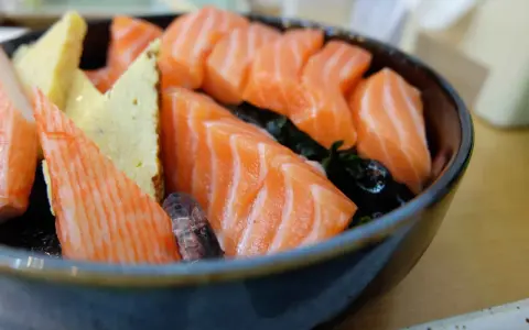 En skål med gravad lax, krabbpinnar och ägg. En perfekt måltid för den som är gravid och längtar efter något gott.