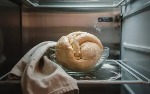 Ciasto na pizzę w lodówce? Odkryj sekret idealnego smaku!