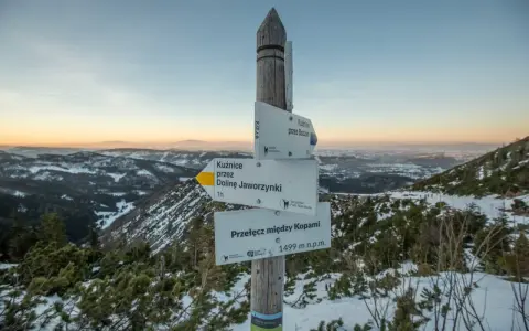Zimowy szlak w Tatrach. Znak informuje o przełęczy między Kopami (1499 m n.p.m.) i kieruje do Kuźnic przez Dolinę Jaworzynki.