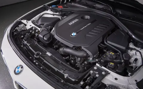 Silnik BMW TwinPower Turbo, gotowy do przeglądu gwarancyjnego samochodu.