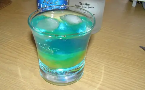 Drinki z Blue Curacao: 10 przepisów na niebieskie koktajle "wow"!