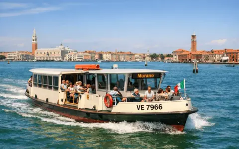 Barca con passeggeri diretta a Murano, con Venezia sullo sfondo. Un modo semplice per capire come arrivare a Murano da Venezia.