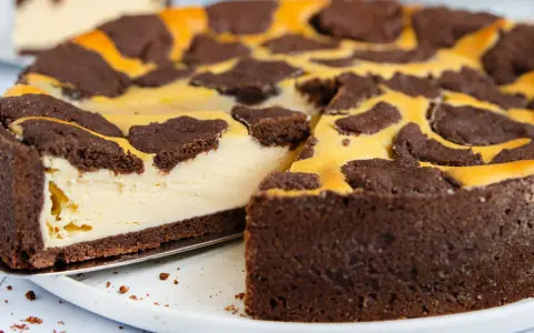 Ein fluffiger russischer Zupfkuchen mit Schokoladenstreuseln und cremiger Füllung, bereit zum Genießen.