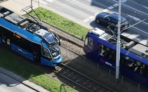 Dwa tramwaje MPK Wrocław na torach. Jeden niebieski, drugi granatowy. Może to właśnie dzięki nim emeryci mają darmowe przejazdy MPK?
