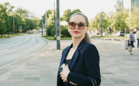 Jaką bluzkę wybrać do granatowej marynarki, aby wyglądać stylowo?