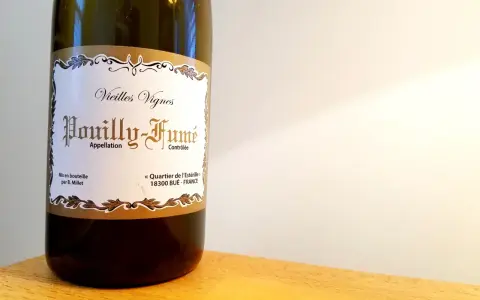 Bouteille de vin blanc "Pouilly-Fumé" de la région de la Loire, millésime "Vieilles Vignes", mis en bouteille par B. Millet.