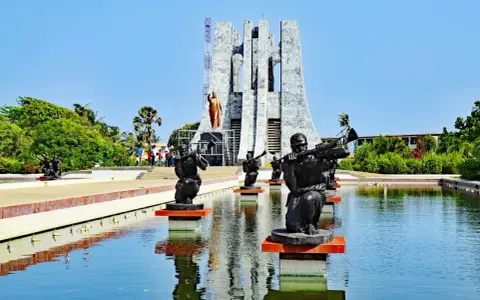 Pomnik Kwame Nkrumaha w Akrze, Ghana, z rzeźbami muzyków w stawie.