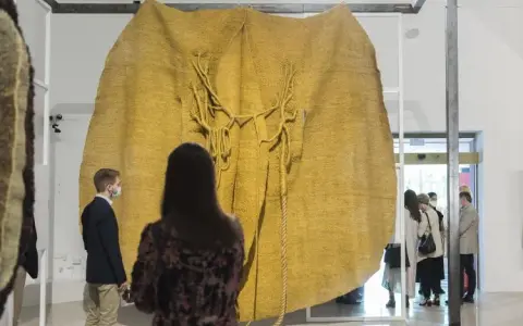 Rzeźby Magdaleny Abakanowicz: Tajemnice sztuki, które musisz poznać