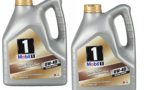 Dwie butelki oleju silnikowego Mobil 1 0W-40. Wybór między 0w40 czy 5w40 często zależy od zaleceń producenta.