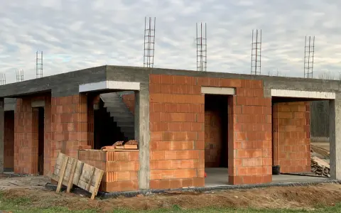 Construcción de casa con termoarcilla, mostrando sus desventajas como la necesidad de aislamiento adicional y la fragilidad de los bloques.