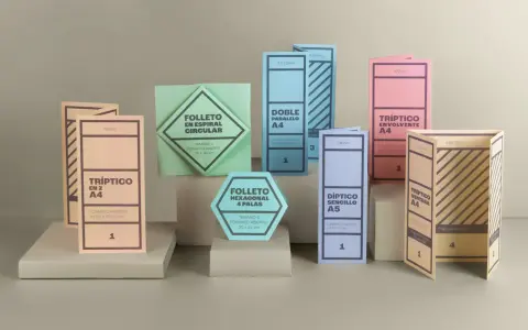 Variedad de tipos de plegados: trípticos, dípticos y folletos circulares y hexagonales, mostrando diferentes formatos y diseños.