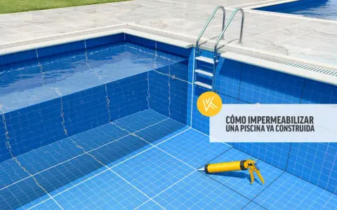 Piscina con azulejos azules, escalera y pistola de sellador. Guía para impermeabilizar piscina.