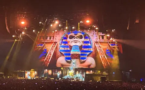 Niesamowity koncert w Polsce! Na scenie gigantyczny ekran z wizerunkiem faraona, a przed nim tłum fanów.