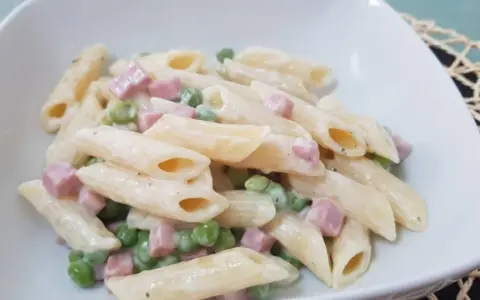 Pasta Piselli e Prosciutto: Ricetta Veloce e Cremosa (Meno di 30 Min)