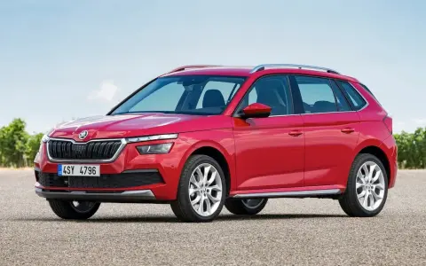 Czerwona Skoda Kamiq na tle nieba. Choć piękna, warto znać jej potencjalne skoda kamiq wady, np. dotyczące wyciszenia.