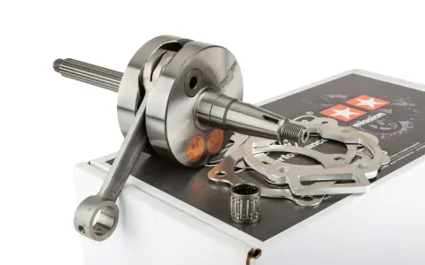 Hochwertige Kurbelwelle für Auto-Tuning, mit Pleuel und Lager, bereit für mehr Leistung.