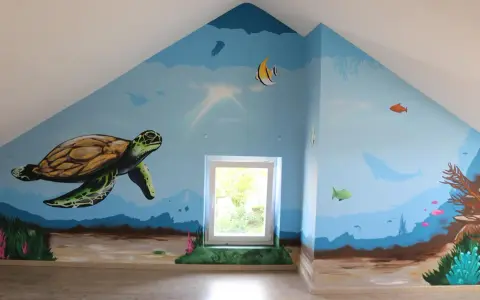 Fresque dessin d'un monde sous-marin avec une tortue, des poissons, une baleine et des coraux.