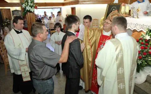 Bierzmowanie: Formuły i dialogi - Twój przewodnik krok po kroku