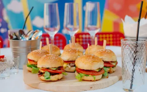 Gdzie kupić mini bułki do burgerów? Sklepy, online, przepis!