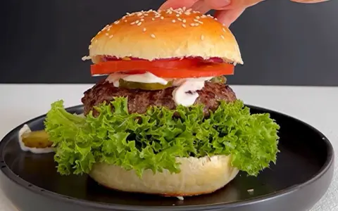 Odgrzewany burger z piekarnika: Soczysty kotlet, chrupiąca bułka