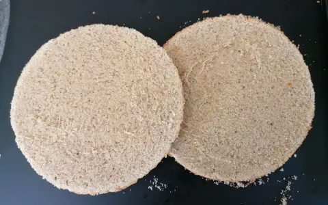 Deux disques de pain de Gênes, prêts pour une recette d'entremet.